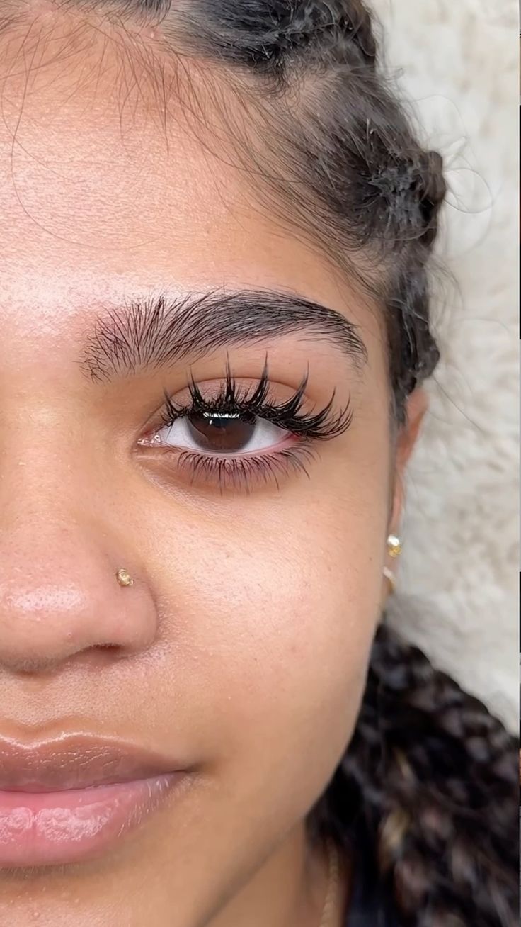 Regard portant des cils au style anime